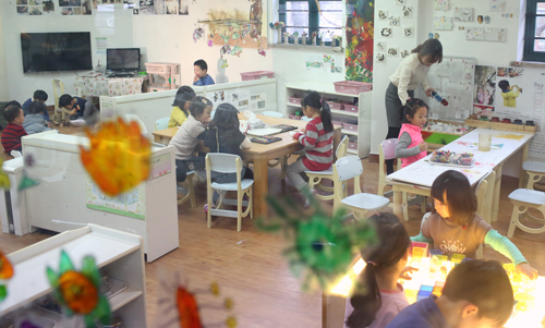 누리과정 지원 중단 사태로 정부와 지방교육청의 대립이 지속되는 가운데 지난 1월26일 오전 서울 강서구 한 유치원에서 어린이들이 선생님과 일과를 보내고 있다. <사진제공=뉴시스>