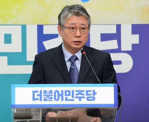 조응천 전(박근혜 정부) 청와대 공직기강비서관이 2일 오전 서울 여의도 국회에서 더불어민주당 입당 기자회견을 하고 있다. 조 전 비서관은“내가 겪은 아픔을 다른 사람이 겪게 하지 않는 것, 그것이 바로 우리가 해야 할 정치의 시작 아니겠습니까.”라고 회견을 통해 전했다. <사진제공=뉴시스>