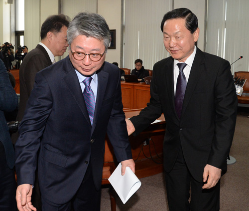 조응천 전(박근혜 정부) 청와대 공직기강비서관이 2일 오전 서울 여의도 국회에서 더불어민주당 입당 기자회견을 마친 뒤 김상곤(오른쪽) 인재영입위원장과 회견장을 나서고 있다. 조 전 비서관은“내가 겪은 아픔을 다른 사람이 겪게 하지 않는 것, 그것이 바로 우리가 해야 할 정치의 시작 아니겠습니까.”라고 회견을 통해 전했다. <사진제공=뉴시스>