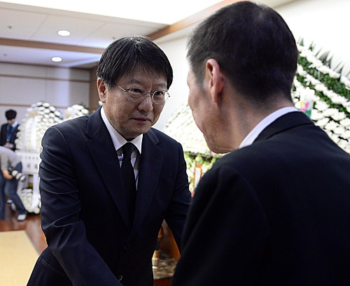 박지만 EG 회장이 지난 2015년 2월22일 오후 서울 송파구 풍납동 서울아산병원에 마련된 김종필 전 국무총리의 부인 故 박영옥 씨의 빈소에서 조문을 마치고 유가족을 위로하고 있다. <사진제공=뉴시스>