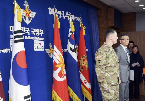 북한이 예고했던 장거리 미사일을 발사한 7일 오후 서울 용산 국방부 브리핑실에서 류제승 국방정책실장이 북한 장거리 미사일 발사 관련 군사적 대책안 발표를 마친 후 토머스 밴덜 주한 미8군 사령관을 바라보고 있다. <사진제공=뉴시스>