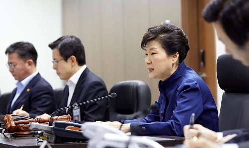 북한이 장거리 미사일을 발사한 7일 오전 청와대서 박근혜 대통령이 긴급 국가안전보장회의(NSC)를 소집해 미사일 대응책을 논의하고 있다. <이미지출처=뉴시스>