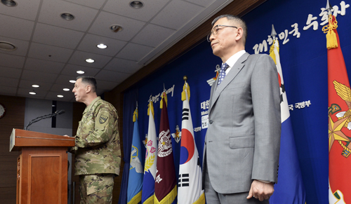 고 성완종 전 경남기업 회장의 주머니에서 발견된 메모지에 등장하는 여당 인사들. (왼쪽 위 시계방향으로) 김기춘 허태열 전 청와대 비서실장, 이완구 전 국무총리, 서병수 부산시장, 홍준표 경남지사, 유정복 인천시장, 홍문종 의원, 이병기 대통령 비서실장. <사진제공=뉴시스>