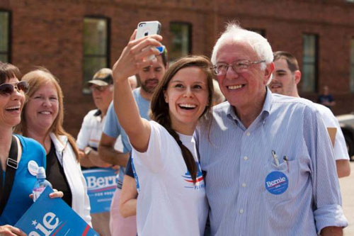미국 민주당 대선주자 버니 샌더스 상원의원이 유세 도중 지지자와 셀피를 찍고 있다. <사진제공=뉴시스>