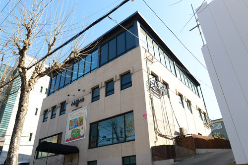 미국 민주당 대선주자 버니 샌더스 상원의원이 유세 도중 지지자와 셀피를 찍고 있다. <사진제공=뉴시스>