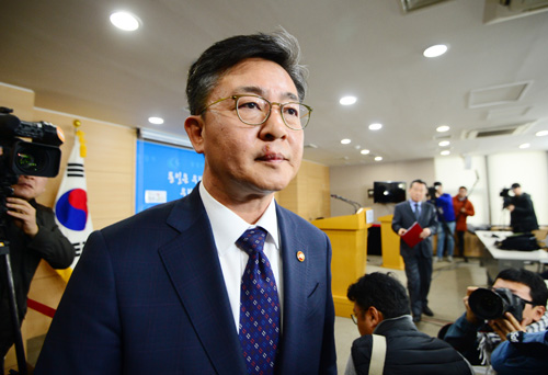 미국 민주당 대선주자 버니 샌더스 상원의원이 유세 도중 지지자와 셀피를 찍고 있다. <사진제공=뉴시스>