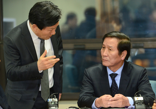 정부가 개성공단 조업을 전면 중단한다고 발표한 10일 오후 서울 영등포구 여의도 중소기업중앙회에 있는 개성공단기업협회 사무실에서 정기섭(오른쪽) 개성공단기업협회장이 관계자와 이야기를 나누고 있다. <사진제공=뉴시스>