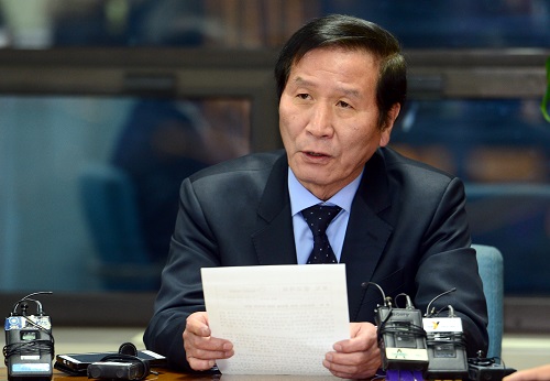 정부가 개성공단 조업을 전면 중단한다고 발표한 10일 오후 서울 영등포구 여의도 중소기업중앙회에 있는 개성공단기업협회 사무실에서 정기섭 개성공단기업협회장이 입장발표를 하고 있다. <사진제공=뉴시스>