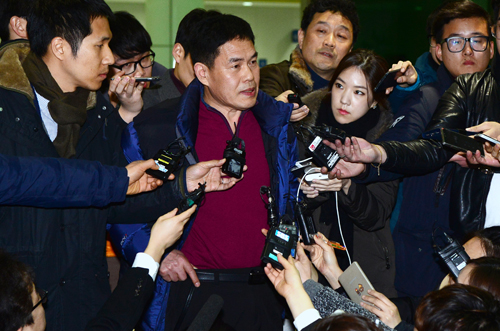 정부의 개성공단 가동 중단에 따라 북한이 남측 인원 추방 및 자산 동결 등 보복 조치를 단행한 11일 오후 개성공단에서 출발한 직원들이 경기도 파주시 경의선 남북출입사무소(CIQ)를 통해 입경 후 취재진 질문에 답변하고 있다. <사진제공=뉴시스>