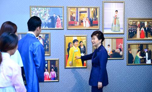 박근혜 대통령이 지난해 10월21일 오후 청와대 사랑채에서 열린 한복 특별전에 참석, 외국순방 중 입었던 한복사진을 보며 서봉하 한복특별전 예술감독, 배우 하지원에게 설명하고 있다. <사진제공=뉴시스>