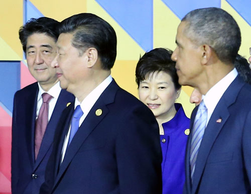 박근혜 대통령과 오바마 미국 대통령, 시진핑 중국 국가주석, 아베 신조 일본 총리가 2015년 11월19일 마닐라 필리핀 인터내셔널 컨벤션센터(PICC)에서 APEC 정상 기념촬영을 마친 후 정상회의장으로 이동하고 있다. <사진제공=뉴시스>