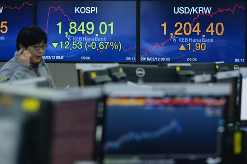 국내 증시가 세계 경기 둔화 우려와 북한 리스크 악재로 추락하고 있는 12일 오전 서울 중구 을지로 KEB하나은행 거래실에서 10.40포인트(0.58%) 내린 1850.67로 출발한 코스피 지수가 하락 행진을 계속하고 있다. <사진제공=뉴시스>