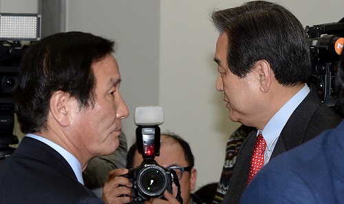 12일 오후 서울 여의도 국회에서 열린 개성공단 폐쇄 관련 새누리당 개성공단기업협회 간담회에서 김무성 대표와 정기섭 개성공단기업협회장이 서로 얼굴을 돌리고 있다. <사진제공=뉴시스>