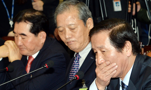 12일 오후 서울 여의도 국회에서 열린 개성공단 폐쇄 관련 새누리당 개성공단기업협회 간담회에서 정기섭 개성공단기업협회장(오른쪽)을 비롯한 기업인들이 심각한 표정을 하고 있다. <사진제공=뉴시스>