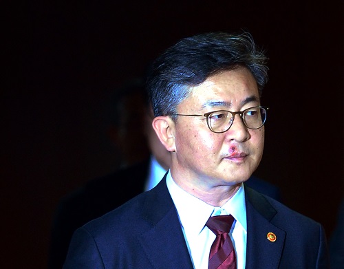 용표 통일부장관이 12일 오후 서울 종로구 세종로 정부서울청사 대회의실에서 열린 개성공단 관련 관계장관회의에 참석하고 있다. <사진제공=뉴시스>