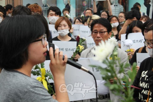 세월호 참사와 관련 ‘가만히 있으라’ 침묵행진을 최초 제안한 용혜인씨가 2014년 5월24일 시민들의 명동 일대 행진에 앞서 발언을 하고 있다. ⓒ go발뉴스