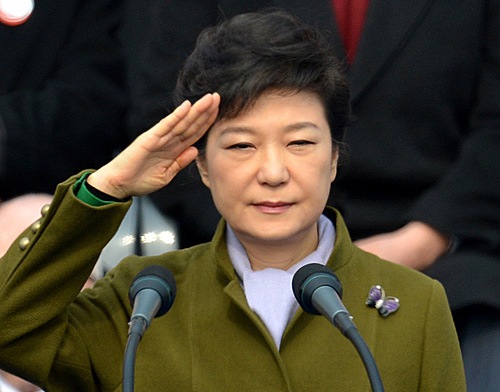 박근혜 대통령이 2013년 2월 25일 오전 서울 여의도 국회앞 광장에서 열린 제18대 대통령 취임식에서 거수경례를 하고 있다. <사진제공=뉴시스>