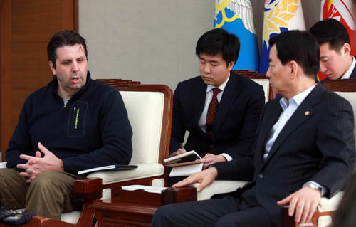 북한이 장거리 미사일을 발사한 7일 서울 국방부에서 마크 리퍼트 주한 미 대사가 한미 긴급 대책회의를 하기에 앞서 모두발언하고 있다. <사진제공=뉴시스>