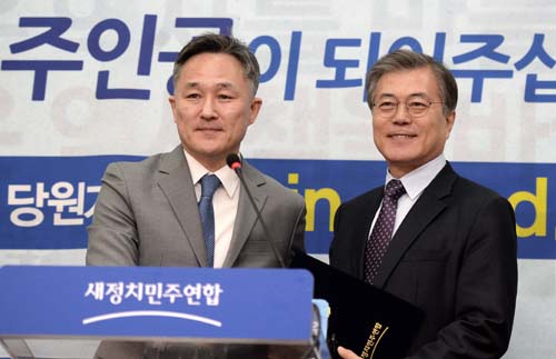 표창원 범죄과학연구소 소장이 2015년 12월27일 오전 서울 여의도 국회 새정치민주연합 대표회의실에서 입당기자회견을 마치고 새정치민주연합 문재인 대표에게 입당원서를 제출한 뒤 기념촬영을 하고 있다. <사진제공=뉴시스>