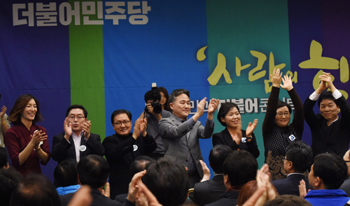 더불어민주당 대전시당은 지난 1월30일 오후 대전 서구 둔산동 누보스타컨벤션에서 '더불어 콘서트, 사람의 힘' 행사를 개최했다. 표창원, 양향자, 김병관, 김정우 등 외부 영입인사들이 대전 시민들에게 인사를 하고 있다. <사진제공=뉴시스>