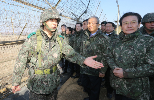 북한이 미사일을 발사한가운데 김종인 더민주당 비대위원장등 지도부들이 9일 오전 경기도 파주 9사단 임진강대대를 찾아 현황을 청취했다. 임진강대대는 임진강을 사이에 두고 북한을 마주보고 있는 부대이다. <사진제공=뉴시스>