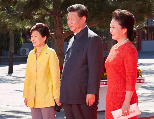 박근혜 대통령이 '항일전쟁 및 세계 반파시스트 전쟁 승리 70주년 기념행사'가 열린 2015년 9월3일 오전 중국 베이징 자금성에서 시진핑 국가주석, 펑리위안 여사와 기념촬영을 하고 있다. <사진=청와대 제공, 뉴시스>