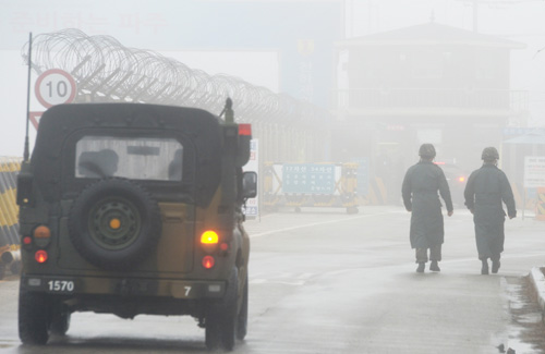 개성공단 전면중단 등 남북관계가 최악의 경색국면으로 돌입한 12일 오후 경기 파주시 통일대교에서 군인들이 이동하고 있다. <사진제공=뉴시스>