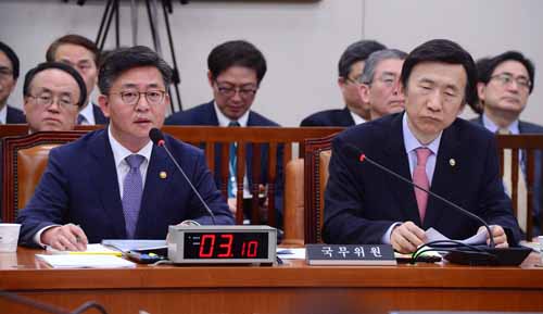 홍용표 통일부 장관(왼쪽)이 15일 서울 여의도 국회에서 열린 외교통일위원회 전체회의에서 질의에 답변하고 있다. <사진제공=뉴시스>