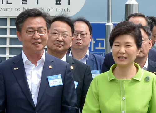 박근혜 대통령이 2015년 8월5일 오전 강원도 철원군 철원읍 백마고지역에서 열린 '경원선 남측구간 철도복원 기공식'에 참석해 홍용표 통일부장관의 안내를 받아 행사장으로 이동하고 있다. <사진제공=뉴시스>