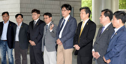 2015년 5월7일 서울고등법원이 지난 2012년 170일 MBC 파업을 주도했다가 업무방해 등 혐의로 기소된 언론노조 MBC본부장을 비롯한 집행부 5인에 대해 1심과 동일하게 무죄를 선고했다. 이에 대해 정영하 전 언론노조 MBC본부장(오른쪽 네번째)이 서울 서초구 서울고등법원에서 기자회견을 갖고 있다. <사진제공=뉴시스>