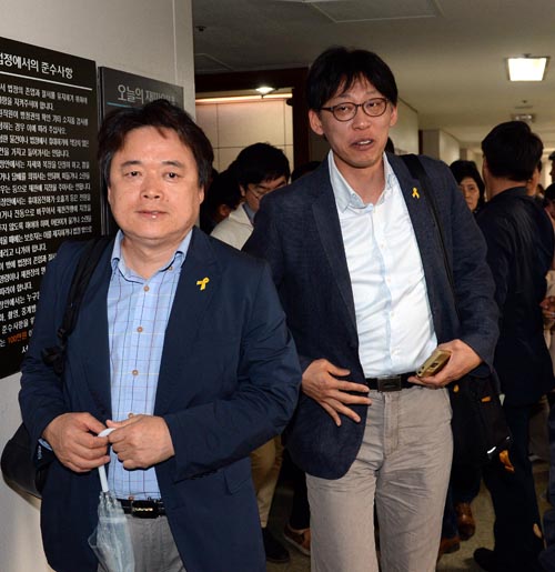 2015년 4월29일 오후 서울 서초구 서울고등법원에서 열린 정영하 전 언론노조 MBC본부장 외 43명이 MBC를 상대로 낸 징계무효확인 소송에서 원고 승소 판결을 받은 후 정영하(오른쪽) 전 언론노조 MBC본부장 등 관계자들이 기뻐하며 법정에서 나오고 있다. 2015년 4월29일 오후 서울 서초구 서울고등법원에서 열린 정영하 전 언론노조 MBC본부장 외 43명이 MBC를 상대로 낸 징계무효확인 소송에서 원고 승소 판결을 받은 후 정영하(오른쪽) 전 언론노조 MBC본부장 등 관계자들이 기뻐하며 법정에서 나오고 있다. <사진제공=뉴시스>