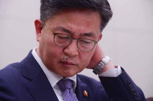 홍용표 통일부 장관이 15일 서울 여의도 국회에서 열린 외교통일위원회 전체회의에서 굳은 표정을 짓고 있다. <사진제공=뉴시스>