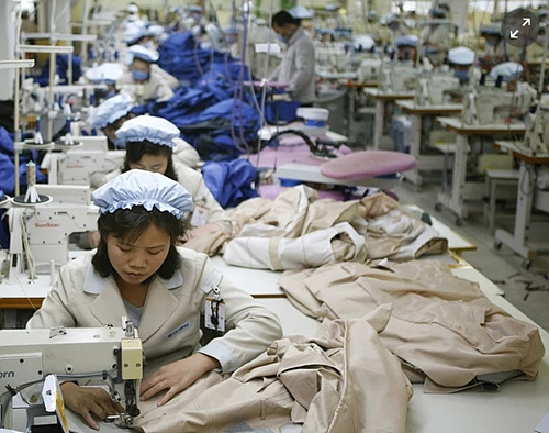 North Korean workers assemble jackets at a factory in the jointly-run Kaesong industrial complex. Photograph: Kim Hong-Ji/AP북한 노동자들이 남북한이 공동으로 운영하는 개성공단에서 상의를 재봉하고 있다. 사진: 김홍지/AP
