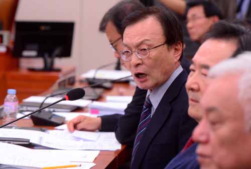 더불어민주당 이해찬 의원이 15일 서울 여의도 국회에서 열린 외교통일위원회 전체회의에서 홍용표 통일부 장관에게 질의하고 있다. <사진제공=뉴시스>