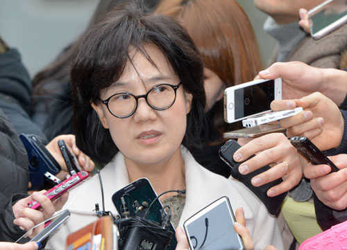 저서에 '자발적 매춘부' 라는 표현을 사용해 일본군 '위안부' 피해자 할머니의 명예를 훼손한 혐의로 기소된 '제국의 위안부' 저자 박유하 세종대학교 교수가 지난 1월29일 오전 서울 광진구 서울동부지방법원에서 공판준비기일 출석 후 법정을 나와 취재진과 인터뷰를 하고 있다. <사진제공=뉴시스>