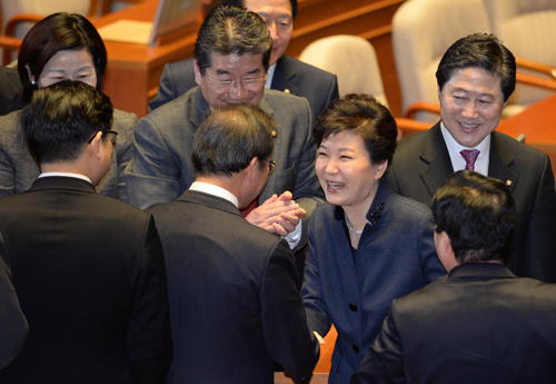 박근혜 대통령이 16일 오전 서울 여의도 국회에서 국정에 관한 국회연설을 마친 뒤 의원들과 악수하고 있다. <사진제공=뉴시스>