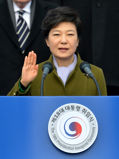 박근혜 대통령은 2013년 2월 25일 서울 여의도 국회의사당 광장에서 열린 취임식에서 헌법 69조에 따라 “나는 헌법을 준수하고 국가를 보위하며 조국의 평화적 통일과 국민의 자유와 복리의 증진 및 민족문화의 창달에 노력하여 대통령으로서의 직책을 성실히 수행할 것을 국민 앞에 엄숙히 선서합니다”라고 다짐했다. <사진제공=뉴시스>