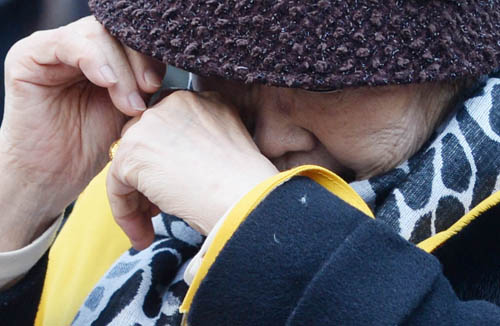 17일 오후 서울 종로구 중학동 일본대사관 앞에서 열린 제1218차 일본군 위안부 문제해결을 위한 정기 수요시위에서 이용수 할머니가 정부를 규탄하며 절규한 뒤 눈물을 훔치고 있다. <사진제공=뉴시스>