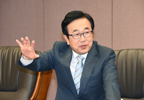 부산국제영화제 조직위원장인 서병수 부산시장은 18일 오후 기자회견을 통해 “부산국제영화제와 영화산업을 한 단계 더 도약 시키고 새로운 혁신과 변화의 기회를 마련하기 위해 조직위원장직을 사임키로 했다”고 밝혔다. <이미지출처=뉴시스>