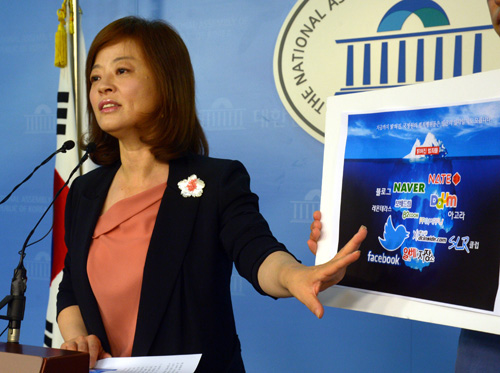 지난 2013년 8월 22일 오전 민주당 진선미 국조특위 지원단장이 서울 여의도 국회 정론관에서 국정원 댓글관련 범죄사실에 대한 검증 기자회견을 하고 있다. <사진제공=뉴시스>