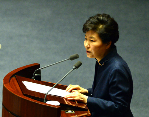 박근혜 대통령이 16일 오전 서울 여의도 국회에서 북한의 도발에 따른 안보 위협과 관련해 정치권의 협조와 국민 단합을 강조하는 연설을 하고 있다. <사진제공=뉴시스>