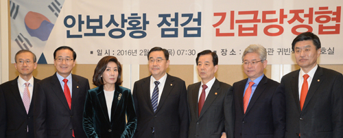 새누리당 김정훈 정책위의장과 나경원 국회 외교통일위원장이 18일 오전 서울 여의도 국회에서 열린 안보상황점검 긴급 당정협의에서 대화하고 있다.멀리있는 왼쪽부터 김건 북핵외교기획단장, 임성남 외교부 차관, 한민구 국방부장관, 이남우 국방부기획관리관, 김진섭 국정원 1차장. <사진제공=뉴시스>