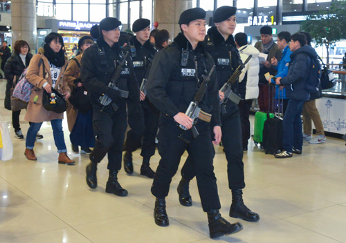 김정은 북한 국방위원회 제1위원장이 '대남테러 역량 결집'을 지시한 것에 대응해 정부가 대태러부대를 확대운용하는 등의 방안을 검토하고 대비태세를 강화한 19일 오후 서울 강서구 김포국제공항에서 공항경찰대원들이 공항을 순찰하고 있다. <사진제공=뉴시스>
