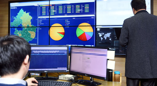 국가정보원은 김정은 북한 국방위원회 제1위원장이 사이버테러 등 대남 대테러 역량 적극 결집을 지시했다고 밝힌 가운데 18일 수원시 경기도사이버침해대응센터에서 관계자들이 사이버테러에 대비해 총력을 기울이고 있다. <사진제공=뉴시스>