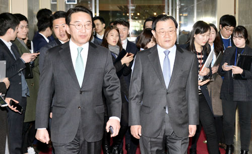 이병기(오른쪽) 대통령비서실장과 현기환 정무수석이 19일 오전 서울 여의도 국회를 방문해 테러방지법과 북한인권법의 조속한 처리를 위해 정의화 국회의장을 예방하기 위해 의장실에 들어서고 있다. <사진제공=뉴시스>