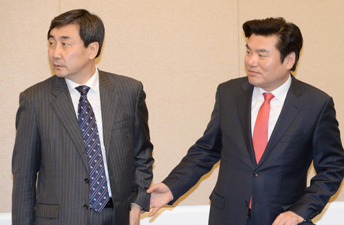 선거구 획정안과 쟁점법안 타결을 위해 22일 오후 서울 여의도 국회 의원식당에서 열린 여야 원내대표, 원내수석부대표, 정책위의장이 만나는 3+3회동에서 새누리당 원유철 원내대표와 더불어민주당 이종걸 원내대표가 어색한 자세를 하고 있다. <사진제공=뉴시스>