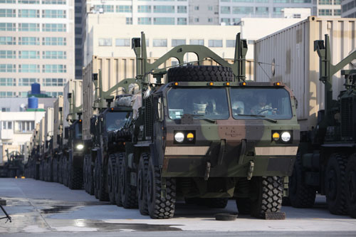 육군이 19일 부산항에서 제2작전사령부와 미8군사령부가 공동으로 참여하는 한미 연합전시증원 훈련을 실시했다고 밝혔다. 훈련에 참여한 미군 증원 물자들이 전방전개를 위해 이동하고 있다. <사진=육군 제공/뉴시스>