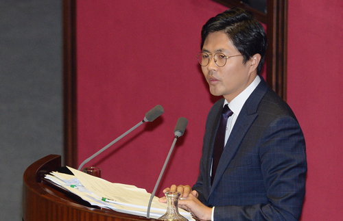 23일 오후 서울 여의도 국회 본회의장에서 더불어민주당 김광진 의원이 정의화 국회의장의 테러방지법 직권 상정후 무제한 토론으로 통과를 지연시키고 있다. <사진제공=뉴시스>