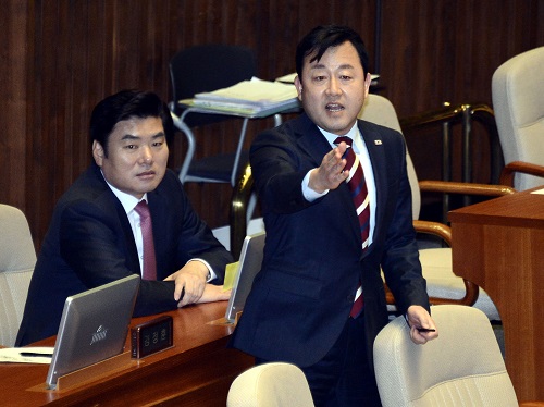 새누리당 김용남 의원이 24일 오전 국회 본회의장에서 테러방지법의 본회의 의결을 막기 위한 더불어민주당 은수미 의원의 무제한 토론에서 은 의원이 관련없는 발언을 한다며 항의를 하고 있다. <사진제공=뉴시스>