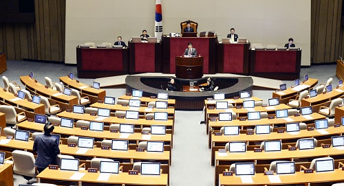 필리버스터 네번째 주자인 정의당 박원석 의원이 24일 오전 국회 본회의장에서 '테러방지법'의 본회의 의결을 막기 위한 무제한 토론을 하던중 새누리당 김종태 의원이 관련 없는 이야기 라며 항의를 하고 있다. <사진제공=뉴시스>